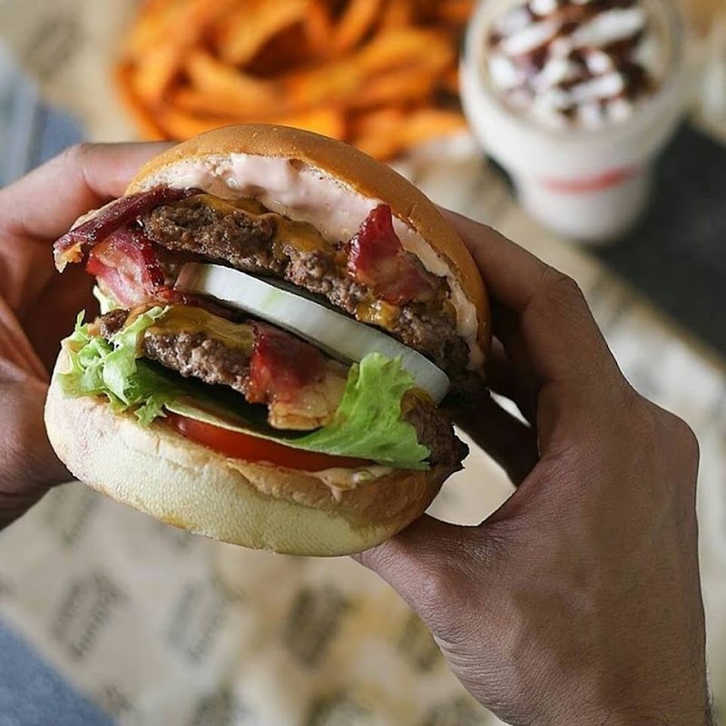 Rede americana Johnny Rockets inaugura loja em Maringá Rede americana Johnny Rockets inaugura loja em Maringá