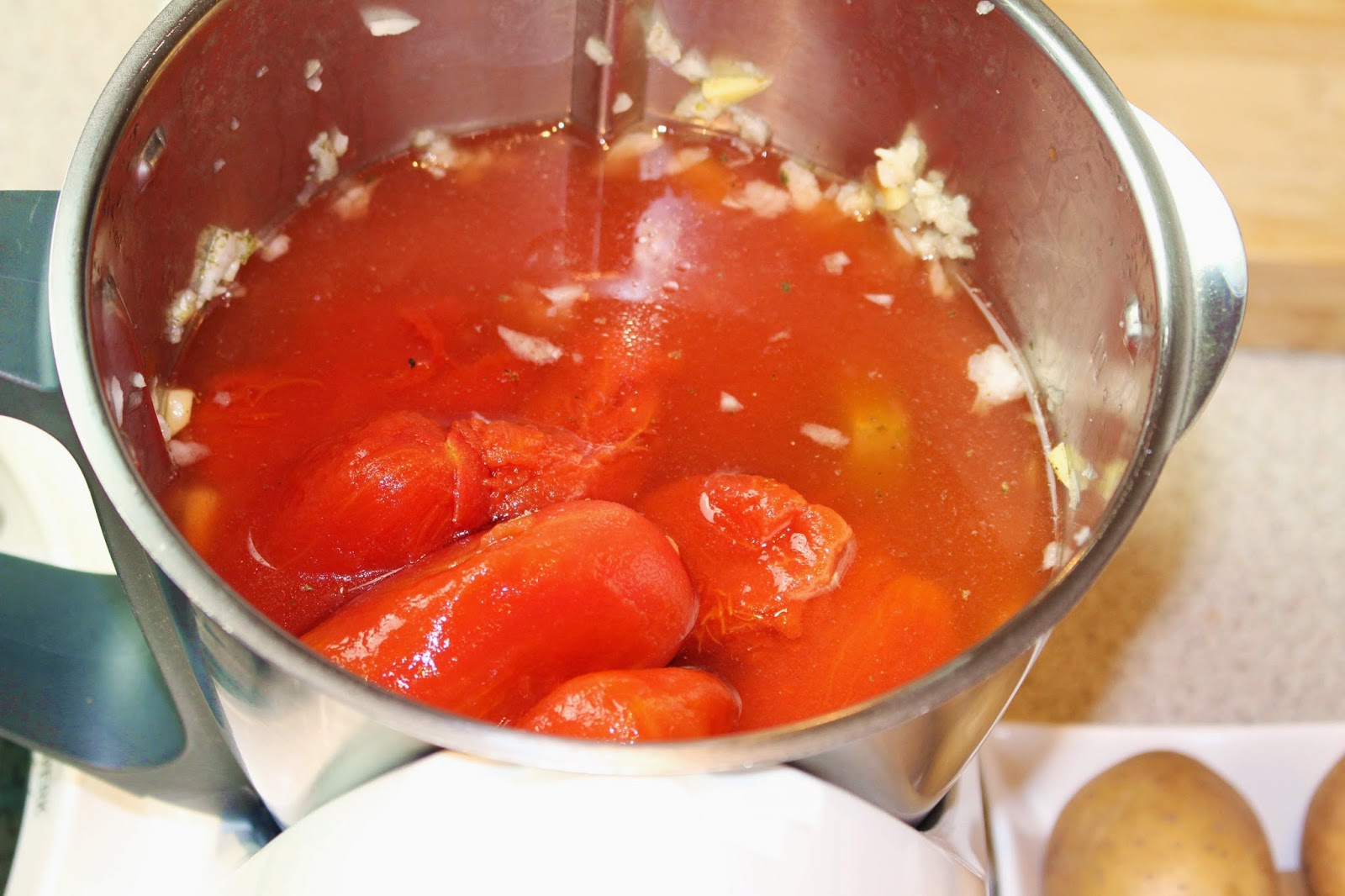 Perabella schön-satt : Serbische Bohnensuppe mit Cabanossi