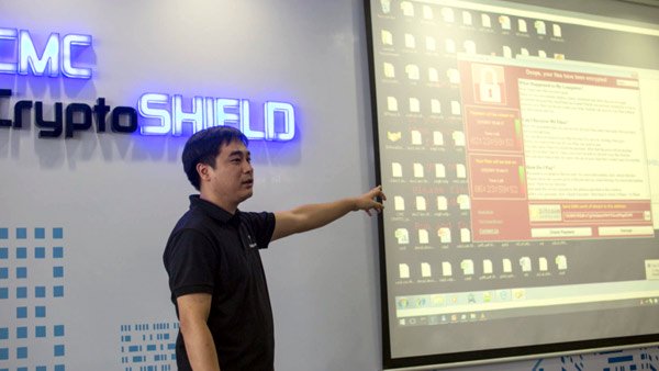 Ông Triệu Trần Đức Giám đốc CMC Infosec giới thiệu cách CryptoShield có thể ngăn chặn các mã độc ransomware như WannaCry.