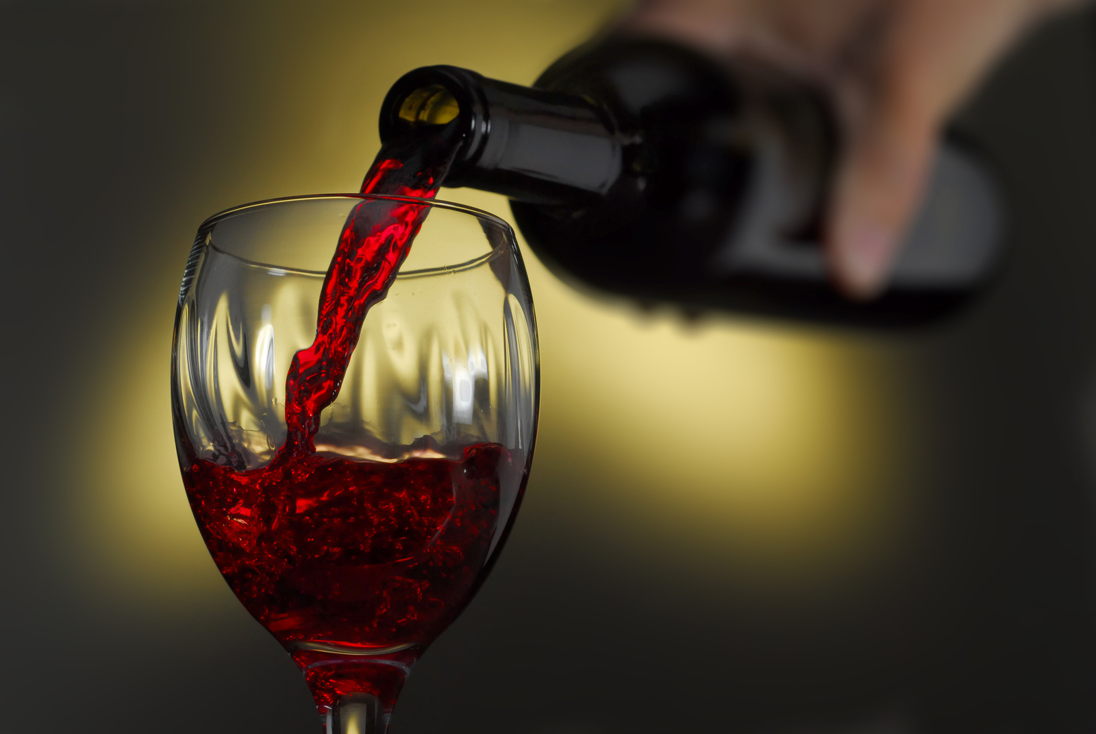 Пол бокала вина. Красное вино. Бокал красного вина. Бокал с вином. Наливает вино.