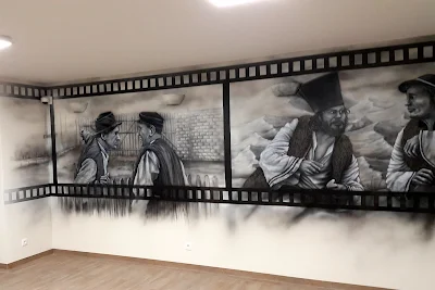Artystyczne malowanie ściany w motyw z filmu JAnosik, obraz namalowany na ścianie farbami akrylowymi, mural czarno-biały, 
