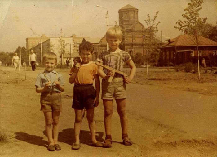 Дети ссср какого года. Советские дети во дворе. Советское детство во дворе. Одежда мальчиков 50-х годов. Советские дети в шортах.