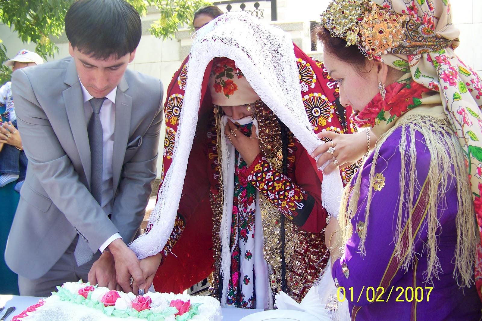 Таджикский поздравляю. Свадьба Ашхабадская туркменский. Национальное свадебное платье Туркмен. Национальный наряд невесты Туркмен. Таджикские Свадебные платья национальные.