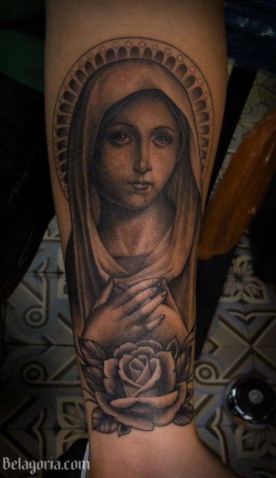 Un tatuaje cristiano para mujer