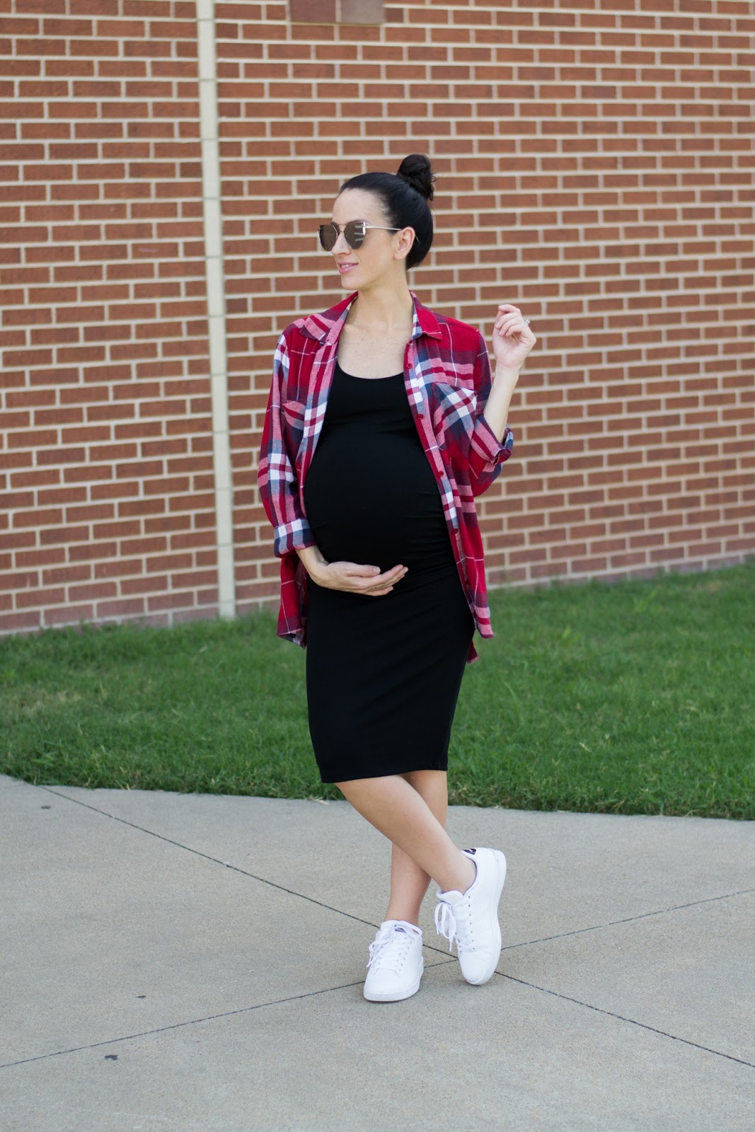 Casual maternity style in body con dress, sneakers and plaid shirt