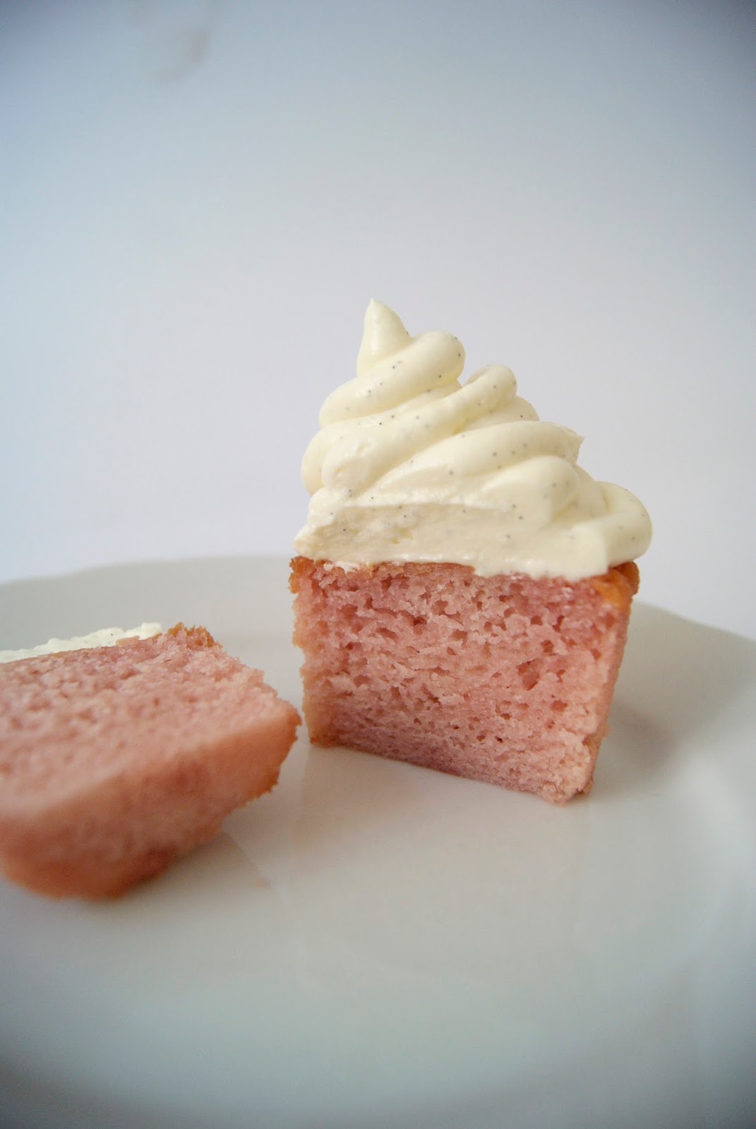 und dann kam Irma: Rosa Erdbeer-Cupcakes mit rosa Erdbeer-Frischkäse ...