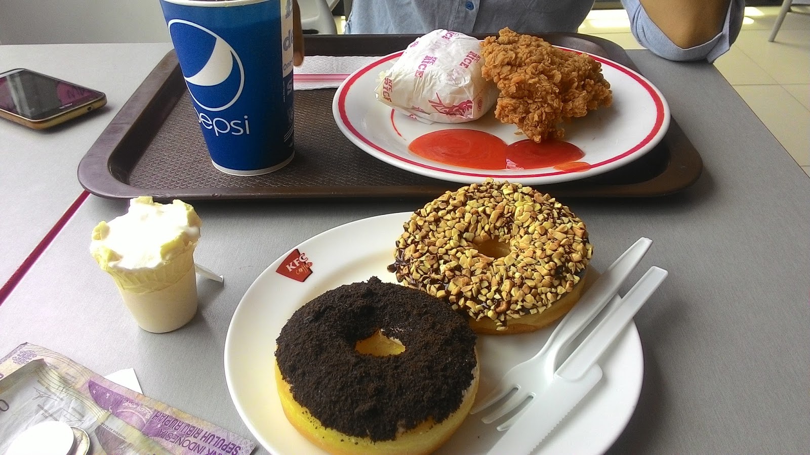 Review pengalaman makan donut KFC dan Ice cream cone KFC Beserta Harga