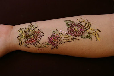 Henna tidak bertahan lebih lama dibandingkan dengan tato tradisional.