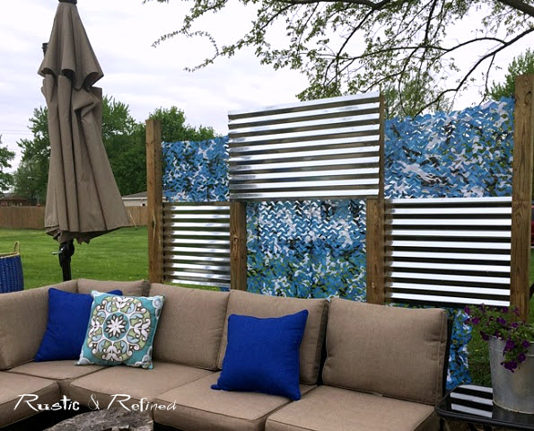 Outdoor seating area that's using a gorgeous privacy screen