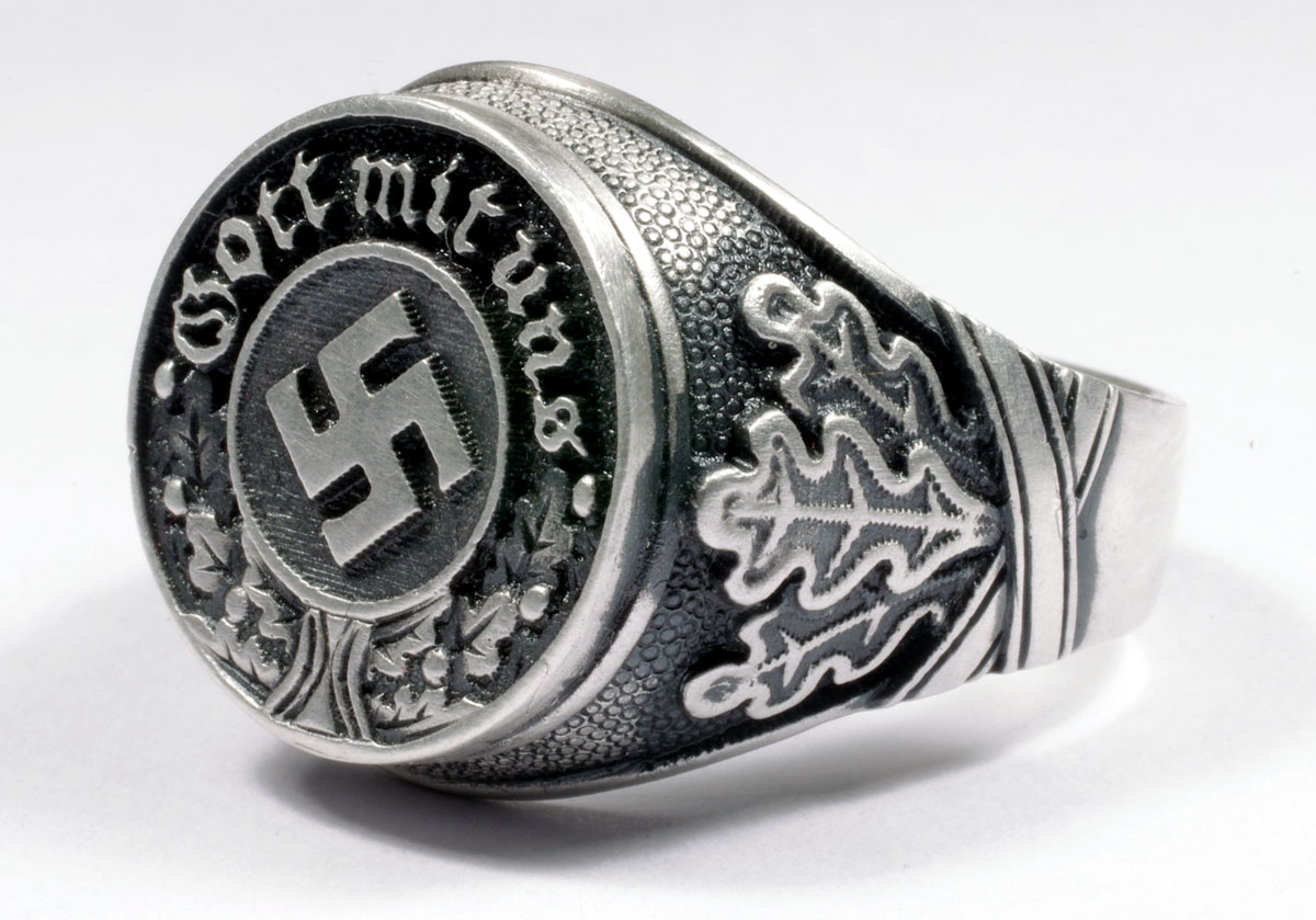 Northskull кольцо septem skull. Перстни третьего рейха. Немецкий перстень с черепом. Кольцо на солдате вермахта. Кольца вермахта и сс.
