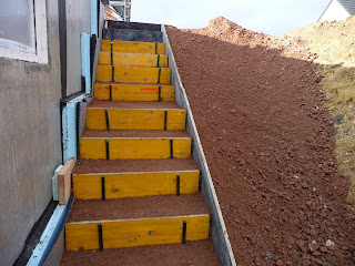 Ein Meisterstück Haus für M+A+D+E: provisorische Kelleraußentreppe