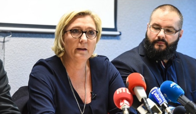 Marine le Pen lors de sa conférence de presse à Calais le 2 novembre 2017