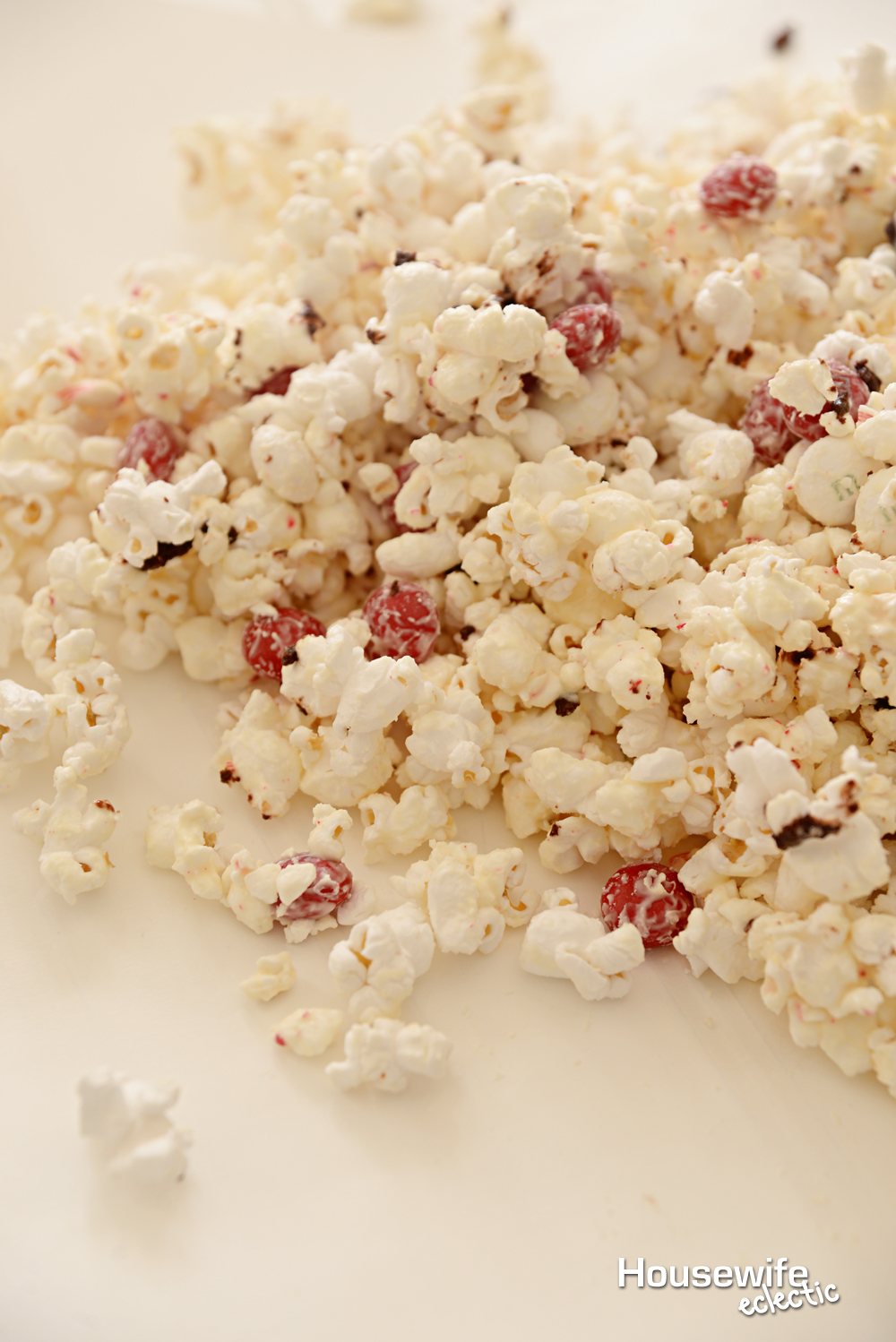 White Chocolate Peppermint Popcorn - Housewife Eclectic