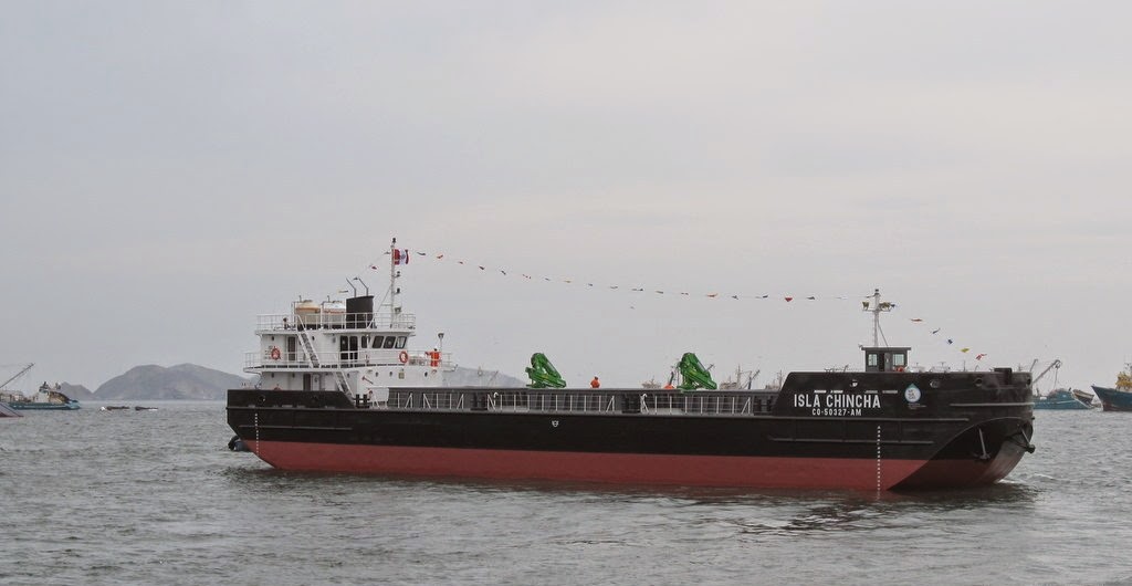 Barcaza%2BIsla%2BChincha%2Ben%2Bel%2Bagua%2B(1).JPG