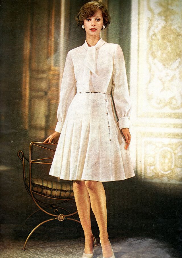 32 Colorful Pics of Women in Dresses That Defined the 1970s Fashion