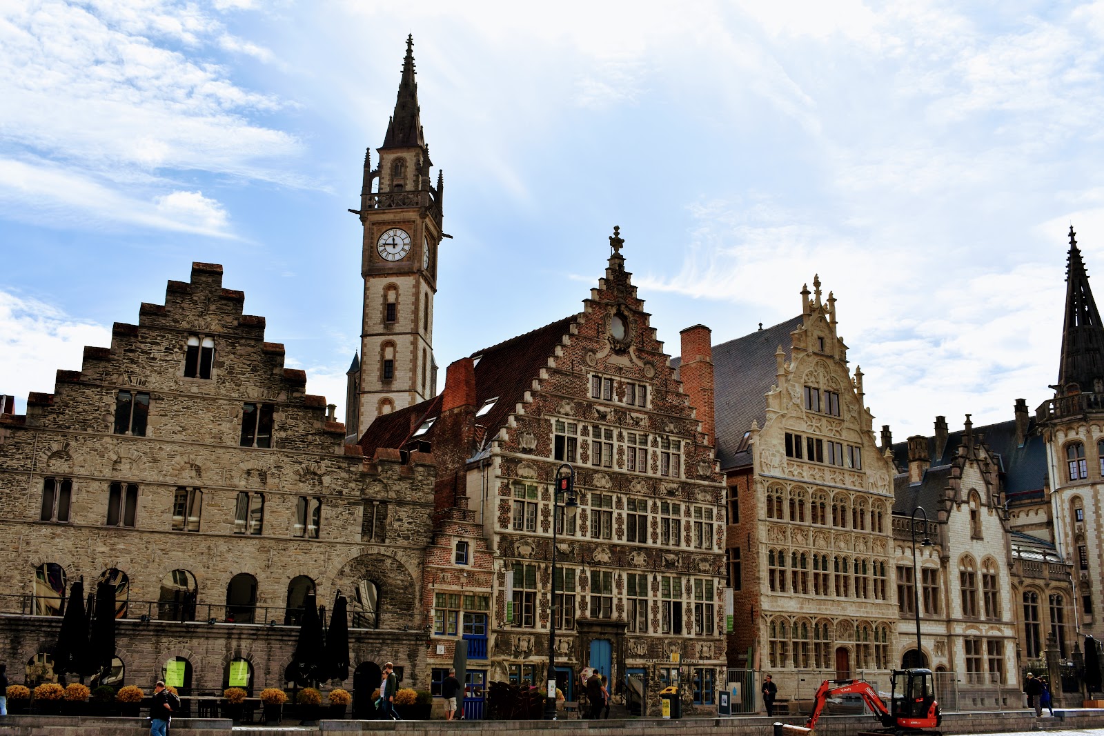 Edificios tradicionales y torre del reloj en Ghentt