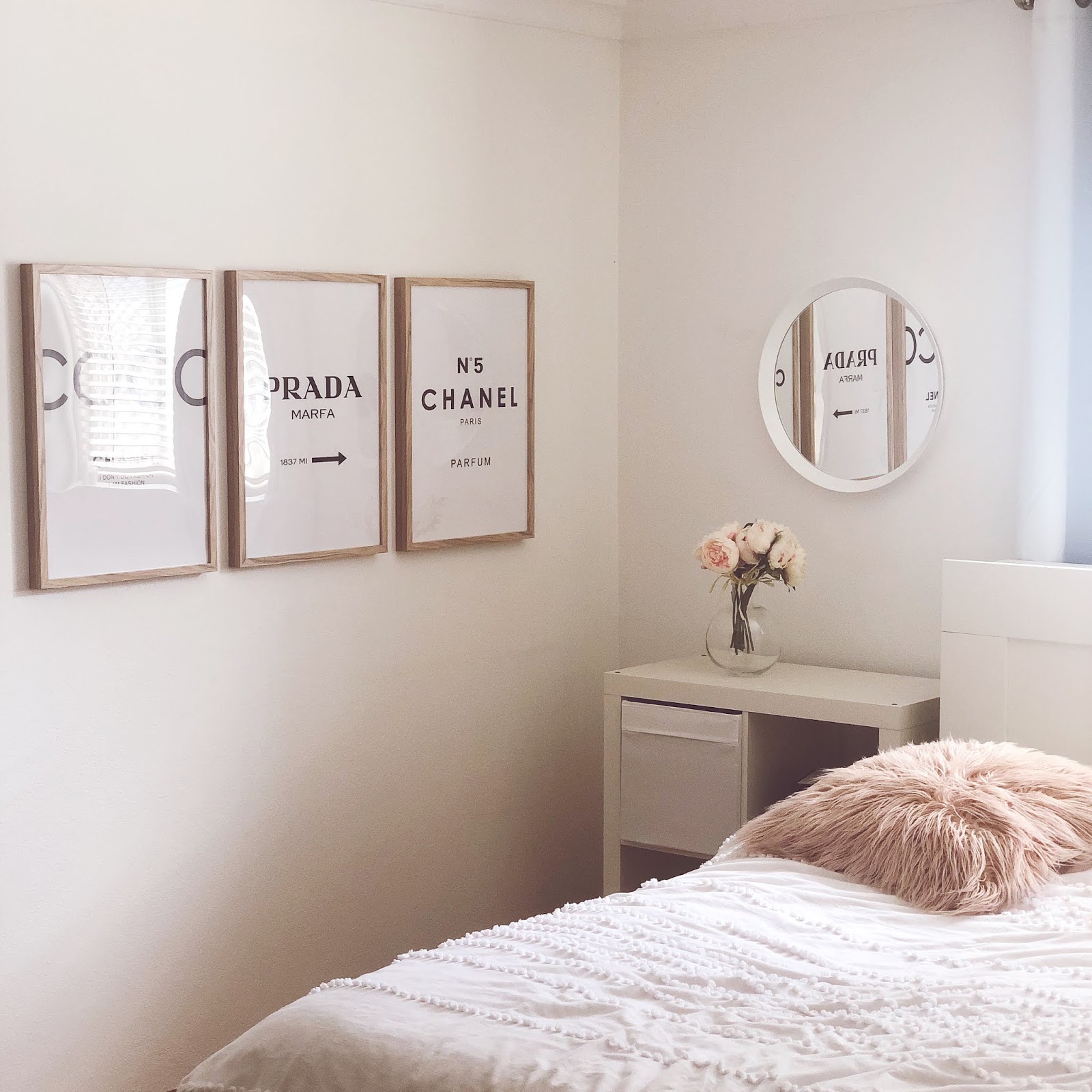 How to decorate all white bedroom