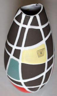Rutig vas 50-tal 73/18, Schlossberg Keramik. Dekor Kuba, Designer Liesel Spornhauer 1958.
