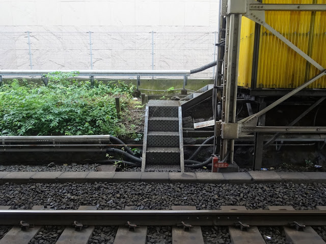 線路階段,東中野駅〈著作権フリー無料画像〉Free Stock Photos