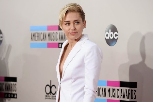 Miley Cyrus Show Off Sideboobs At Ama Celebrities Nude