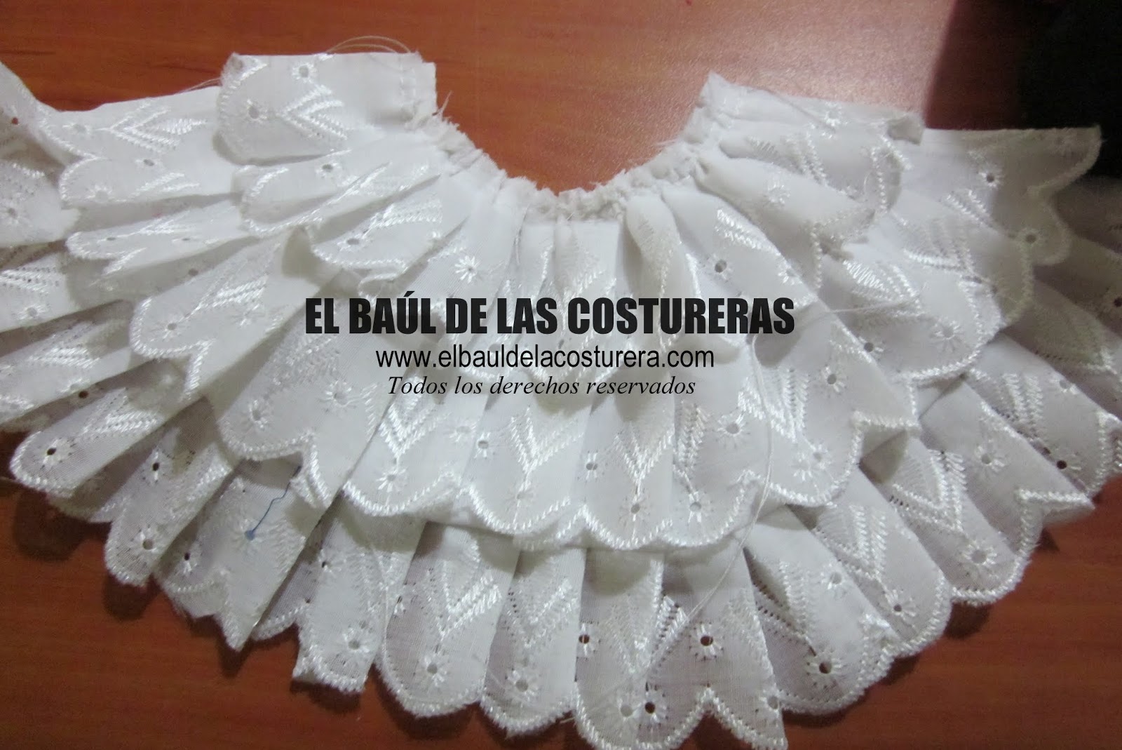 Jabot de tira bordada