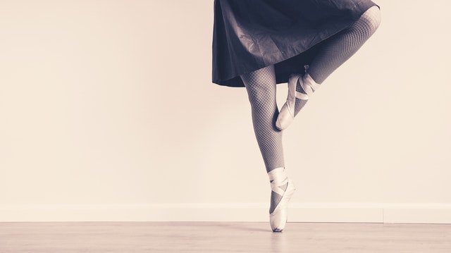 Danseuse portant des chaussons de pointe.