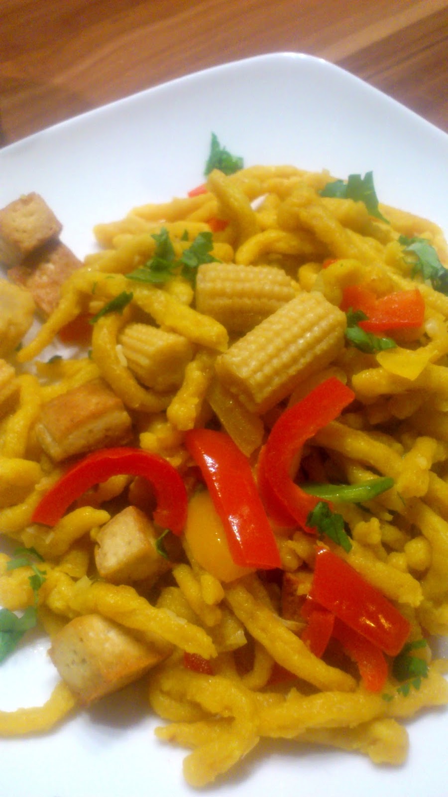 Curry-Spätzle mit Tofu und Paprika-Mais-Zuckerschoten-Gemüse