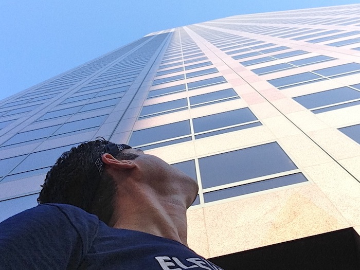 Arrive a building. Man looking up buildings. Man looking up buildings Vertical. Man looking up buildings Vertical foto.