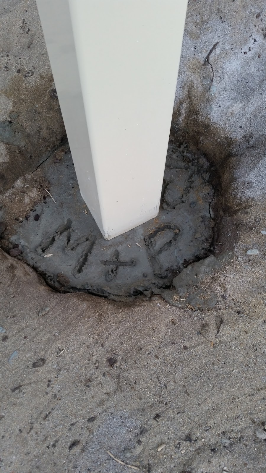 Jarrah Jungle A DIY On How To Install Metal Support Poles For A Shade Sail