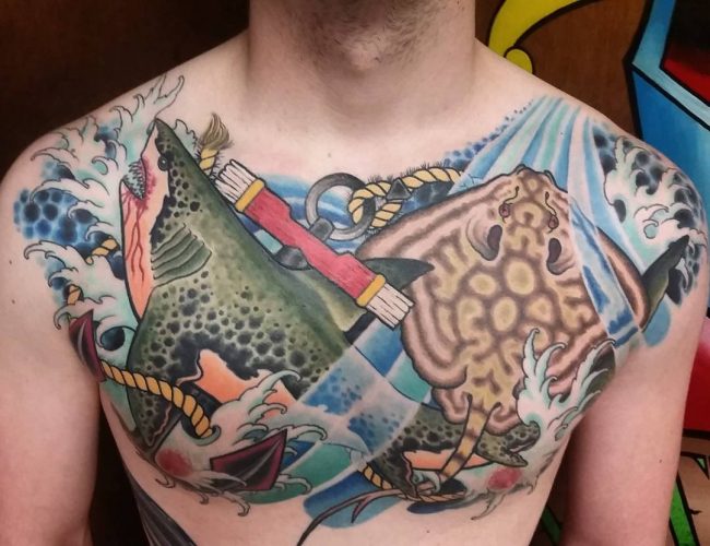 tatuaje de mantarraya para hombre en el pecho a color