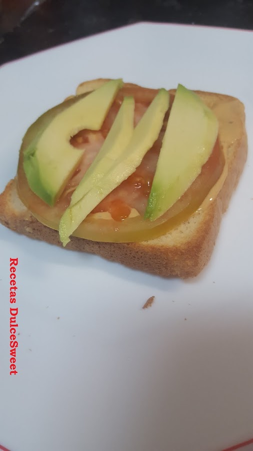 Aguacate, tomate y salsa