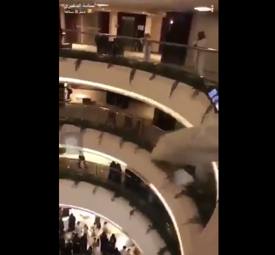 “شاهد” خليجي مشهور يلقي بأموال على السعوديين في أحد المولات ويتسبب بمشاجرة واسعة  