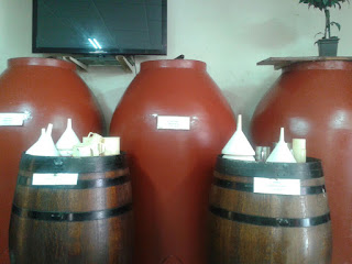 Barriles y Tinajas con vino y vermut Diversos barriles con vino en la Bodega Lloret