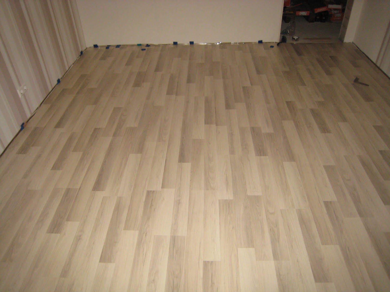 Stein auf Stein das Haus wird bald fertig sein: Laminat im