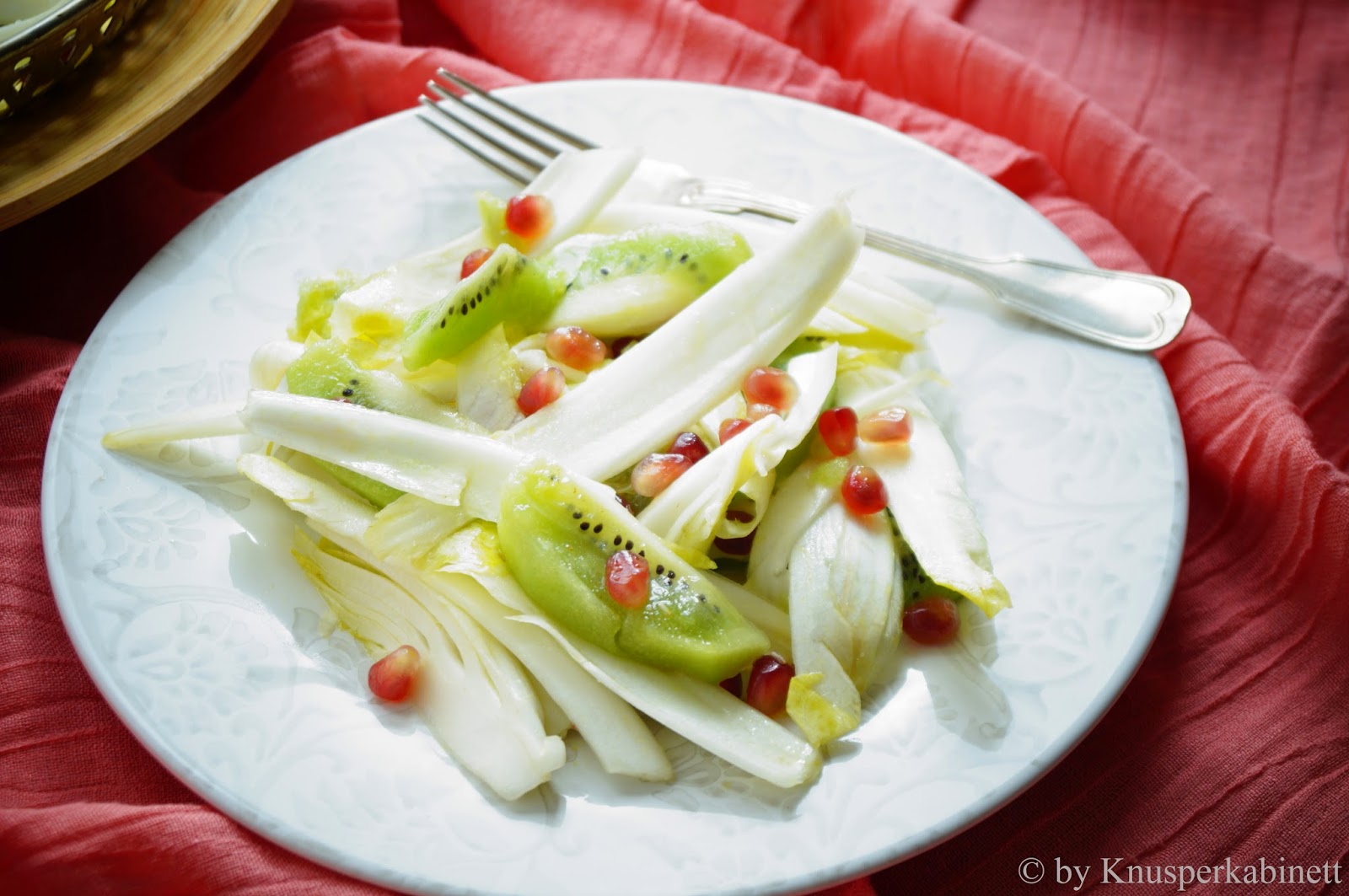 KNUSPERKABINETT: Fruchtiger Chicoreé-Kiwi-Salat an einem spritzigen ...