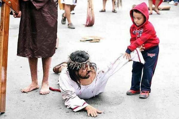 Los niños ayudan Jesús