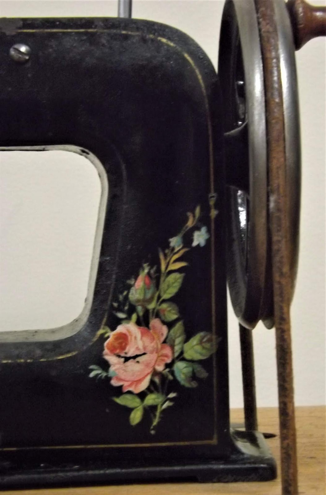 ANTIQUE and VINTAGE SEWING MACHINES WANTING a NEW HOME!! CHILD'S TOY