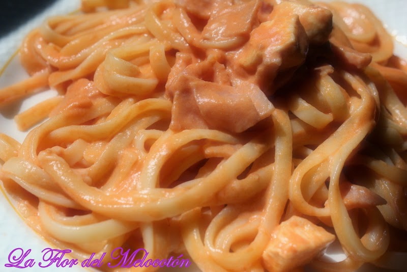 Espaguetis con tomate y nata (crema de leche)