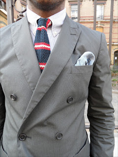 Stylizacja casual z krawatem typu knit