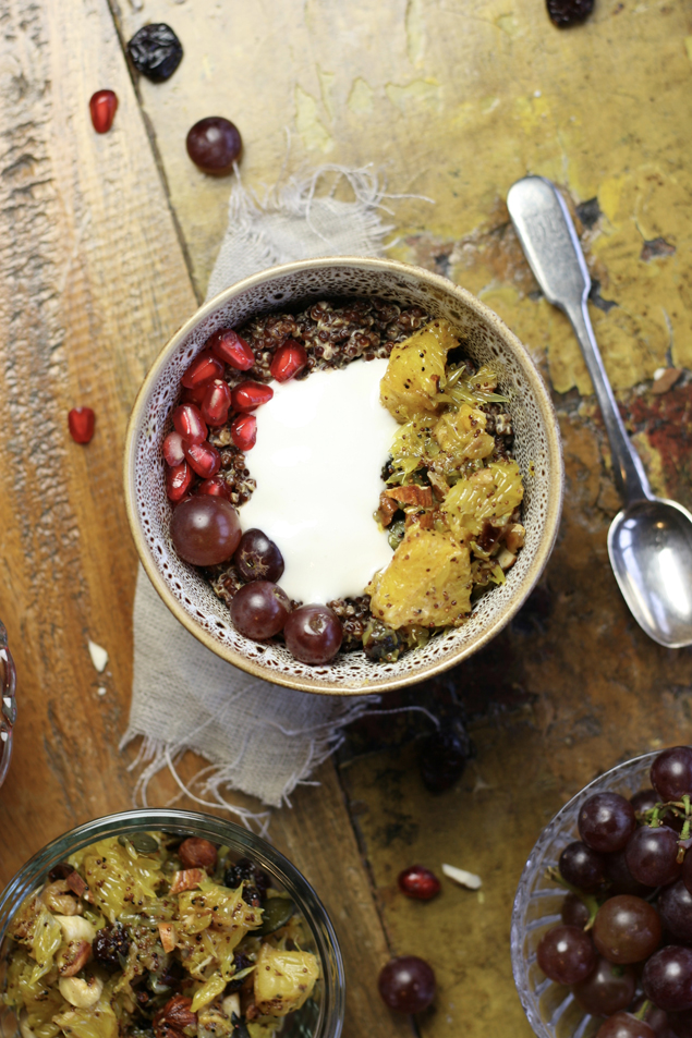 Frau A. kocht Quinoa Porridge mit Orangen Nuss Kern Mix