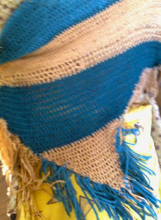 Chal  bicolor de lana gruesa, tejido al crochet