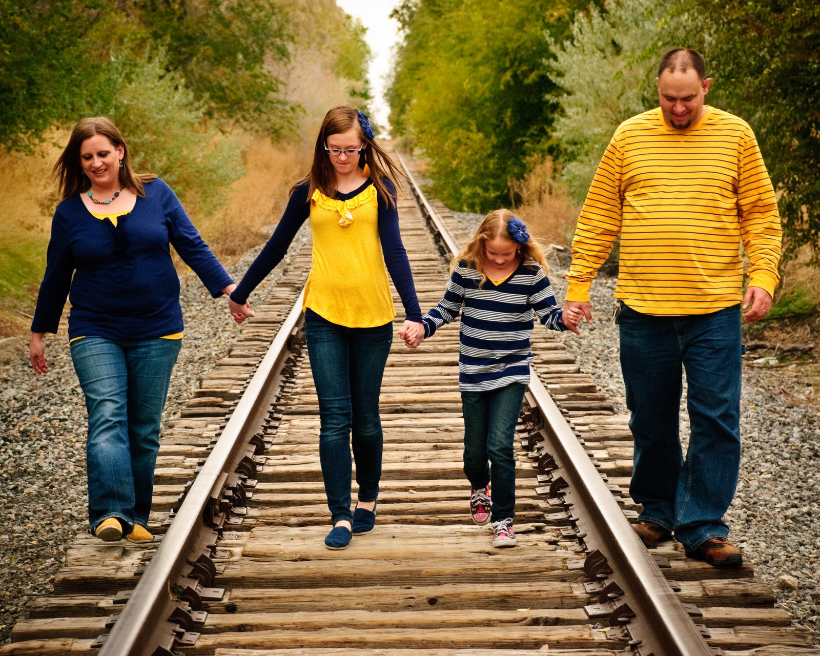 Семей железная дорога. Семья и железная дорога фото. Family in the Train pics. Семейное фото идеи джинсы. Фото токи боки семья.