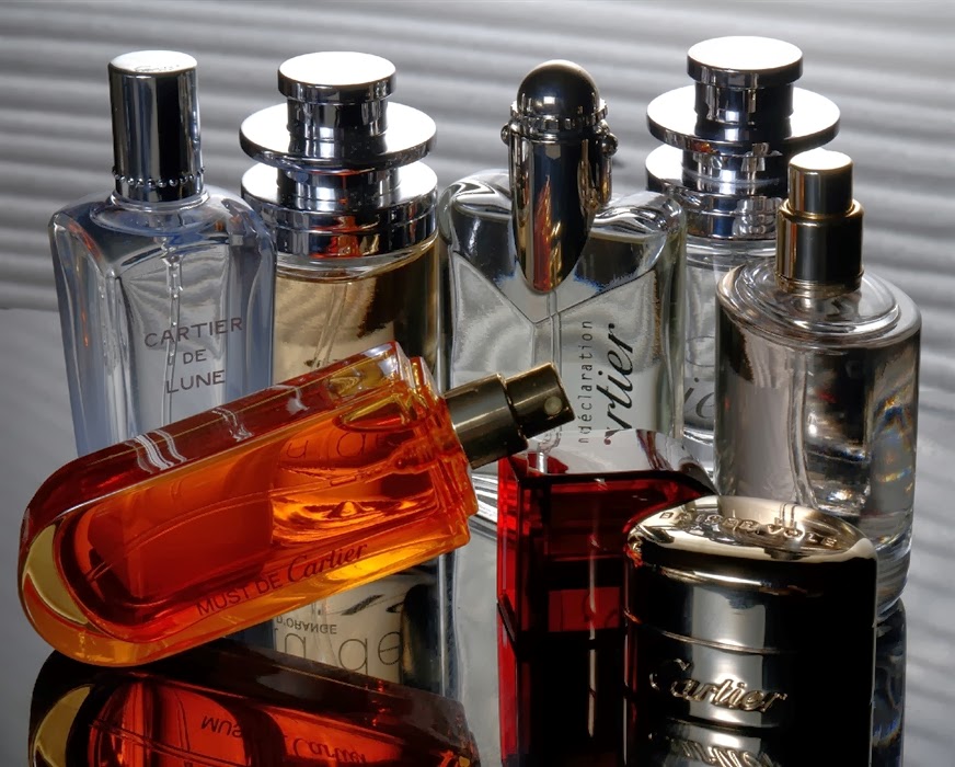 производители духов. духи много. девушка в парфюмерном магазине. парфюмерия лаборатория. фото духов.