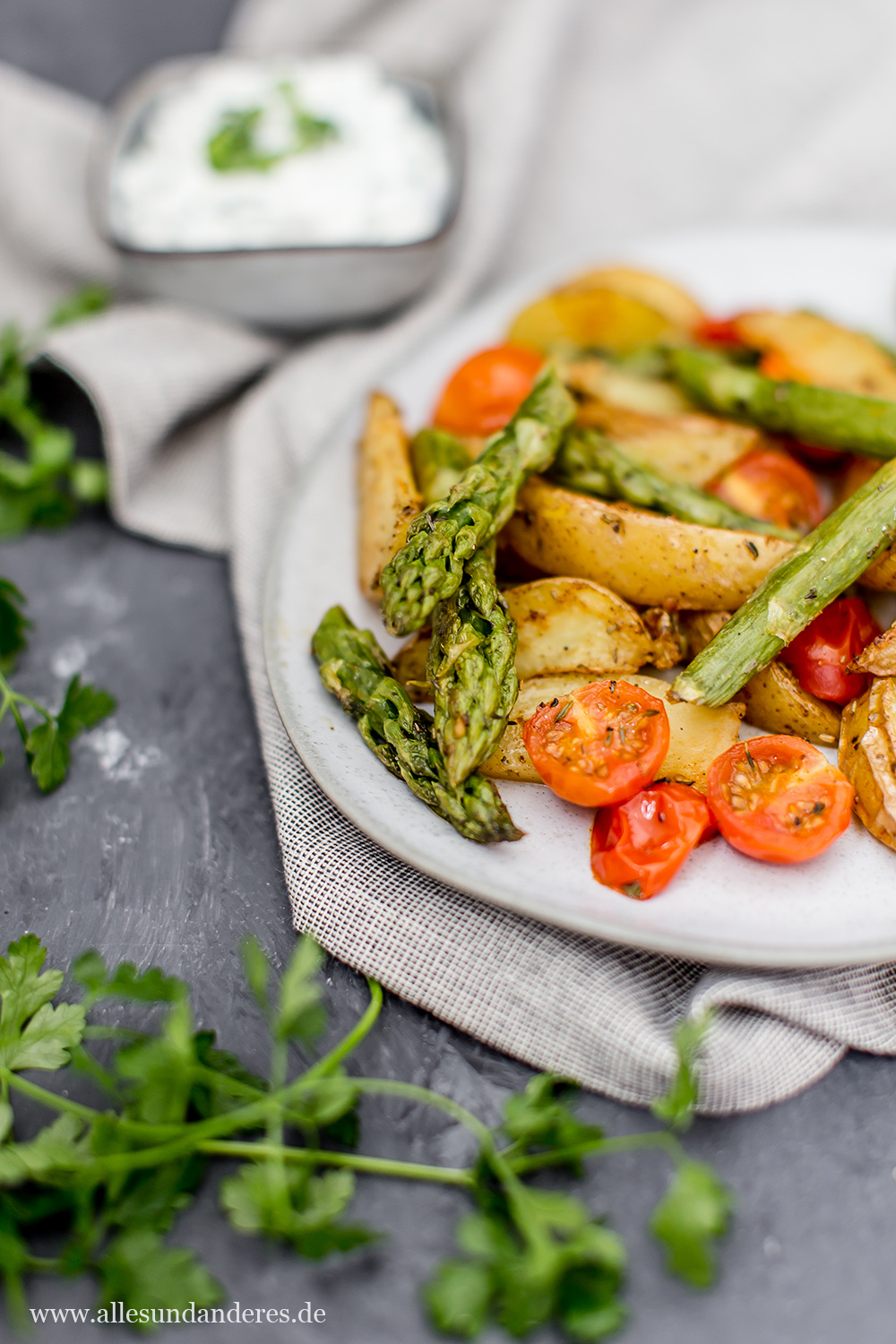 Ofenkartoffeln mit Spargel und frischem Kräuterquark | Alles und Anderes Ofenkartoffeln mit Spargel und frischem Kräuterquark | Alles und Anderes