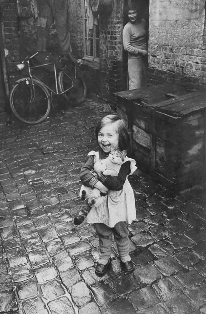 60 Inspiring Historic Pictures That Will Make You Laugh And Cry - Happy French Girl And Her Cat, 1959
