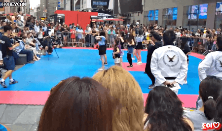 뉴욕 타임스퀘어에서 TT 커버댄스 보면서 감동한 쯔위랑 정연.gif | 인스티즈