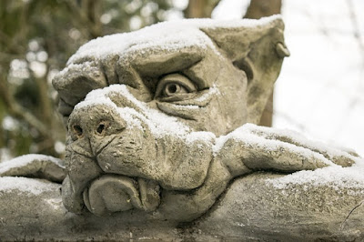 alt="escultura de perro que representa a garm"