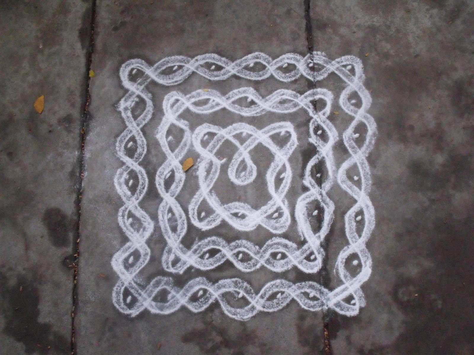 Rangoli designs/Kolam: 7-7 pulli kolam