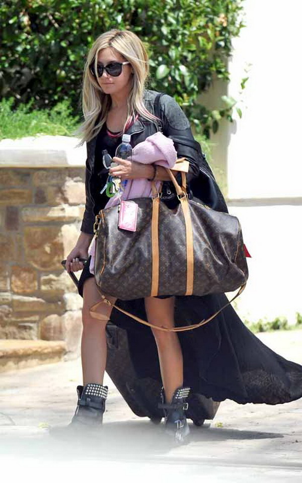 What to wear in the special day Ashley Tisdale carrying LV bag