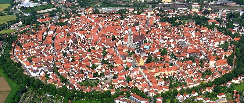 город окруженный стеной. монтериджони вилла аудиторе в наши дни. крепость каркассон во франции. ),. замок кайрфилли информация.